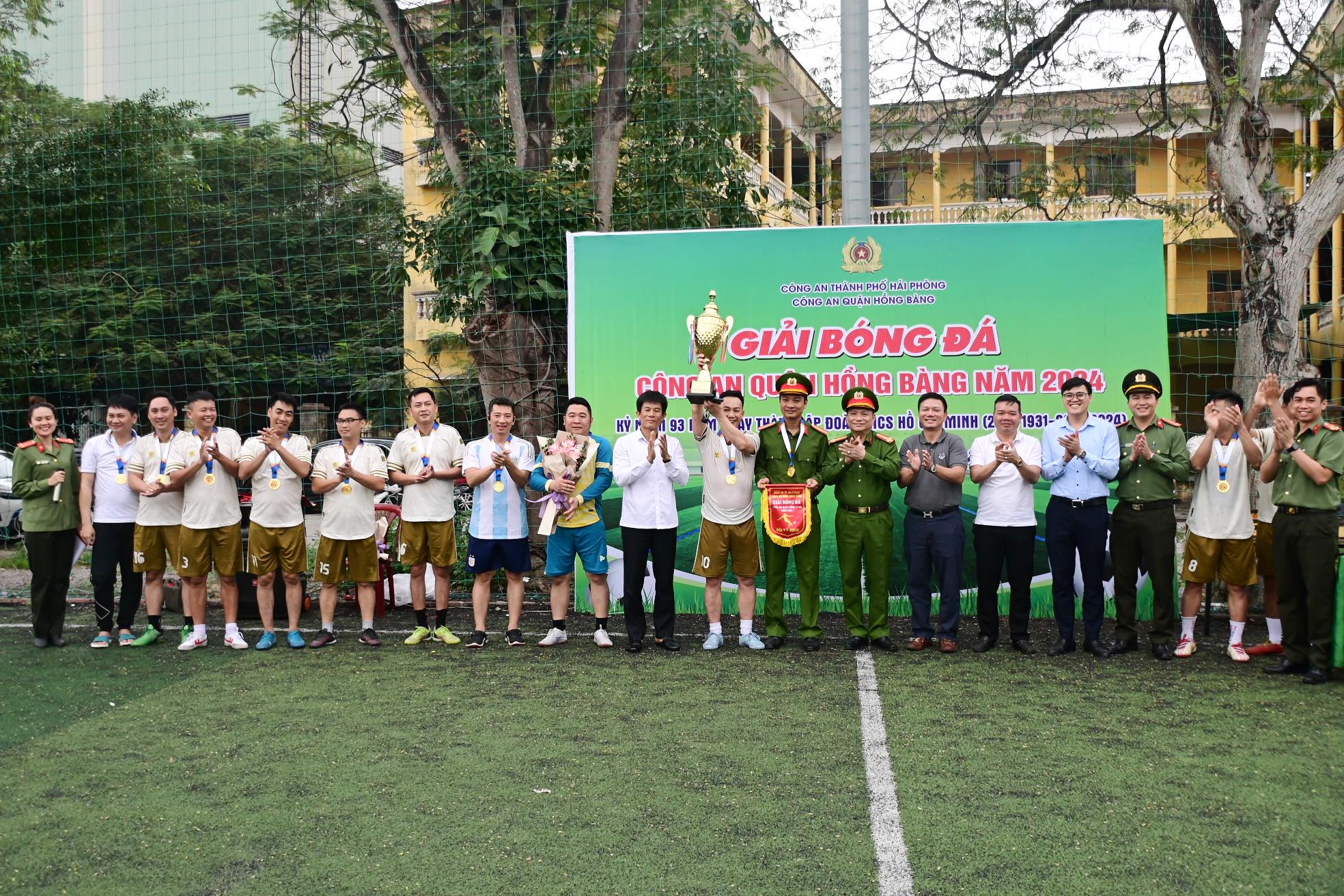 Bế mạc giải bóng đá Công an quận Hồng Bàng: Đội tuyển liên quân CAP Hùng Vương – CAP Phan Bội Châu đoạt cúp vô địch